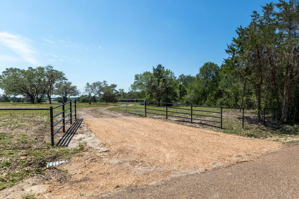 2088 Baca Loop Flatonia, TX 78941