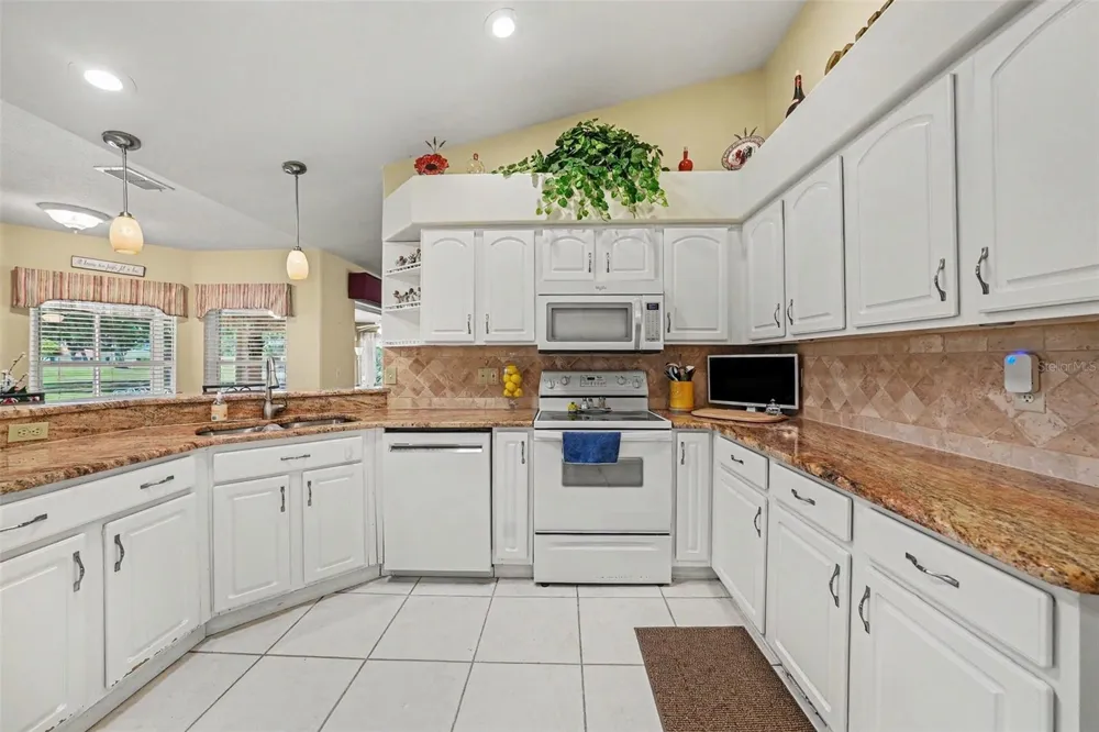 11132 MOSHIE LANE San Antonio, FL 33576