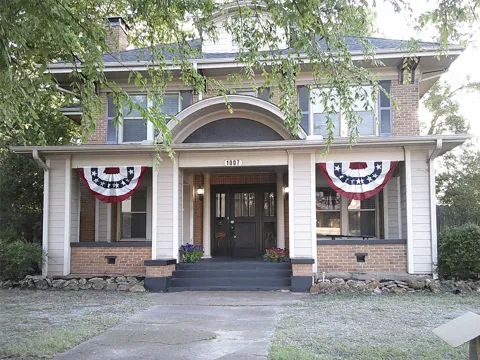 1007 Center Street