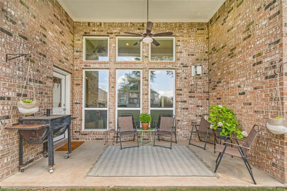 401 Bentwood Way Clute, TX 77531