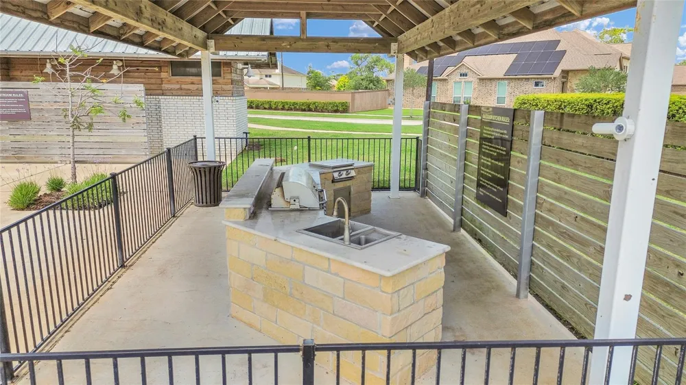 401 Bentwood Way Clute, TX 77531