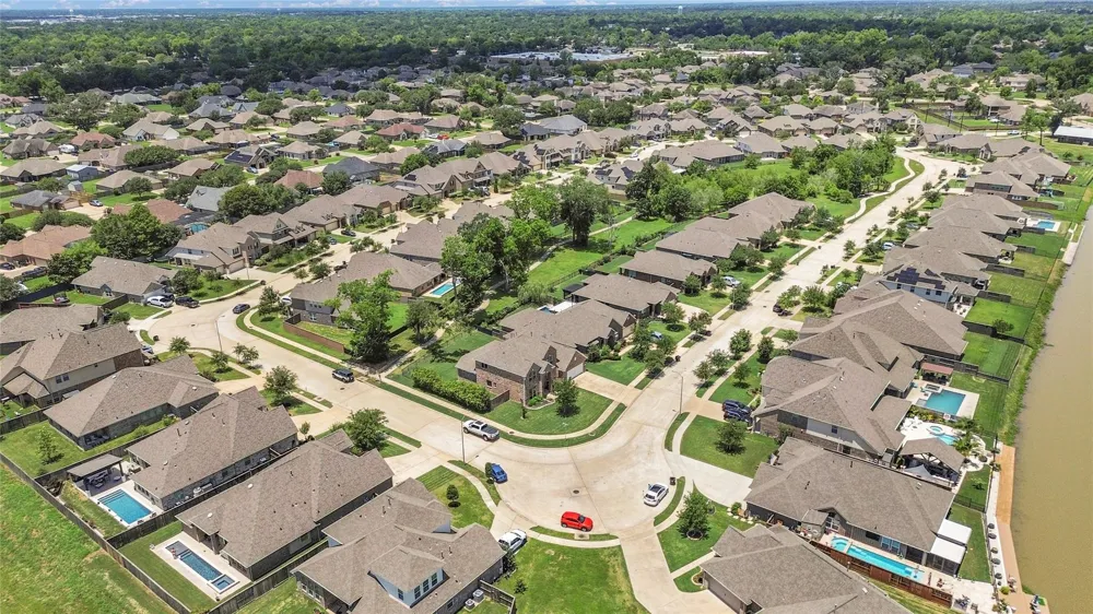 401 Bentwood Way Clute, TX 77531