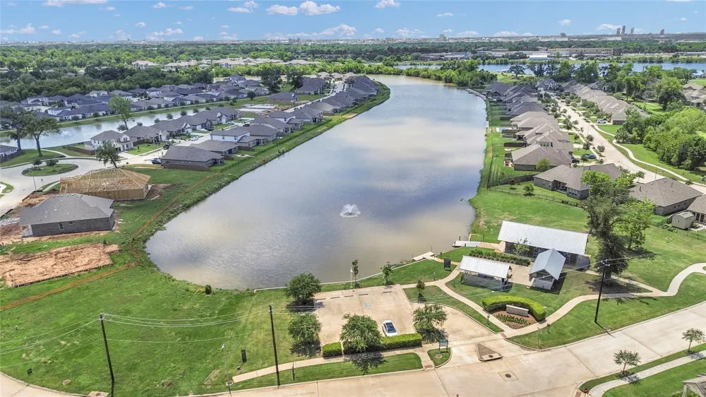 401 Bentwood Way Clute, TX 77531