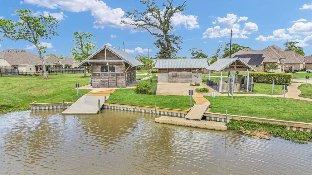 401 Bentwood Way Clute, TX 77531