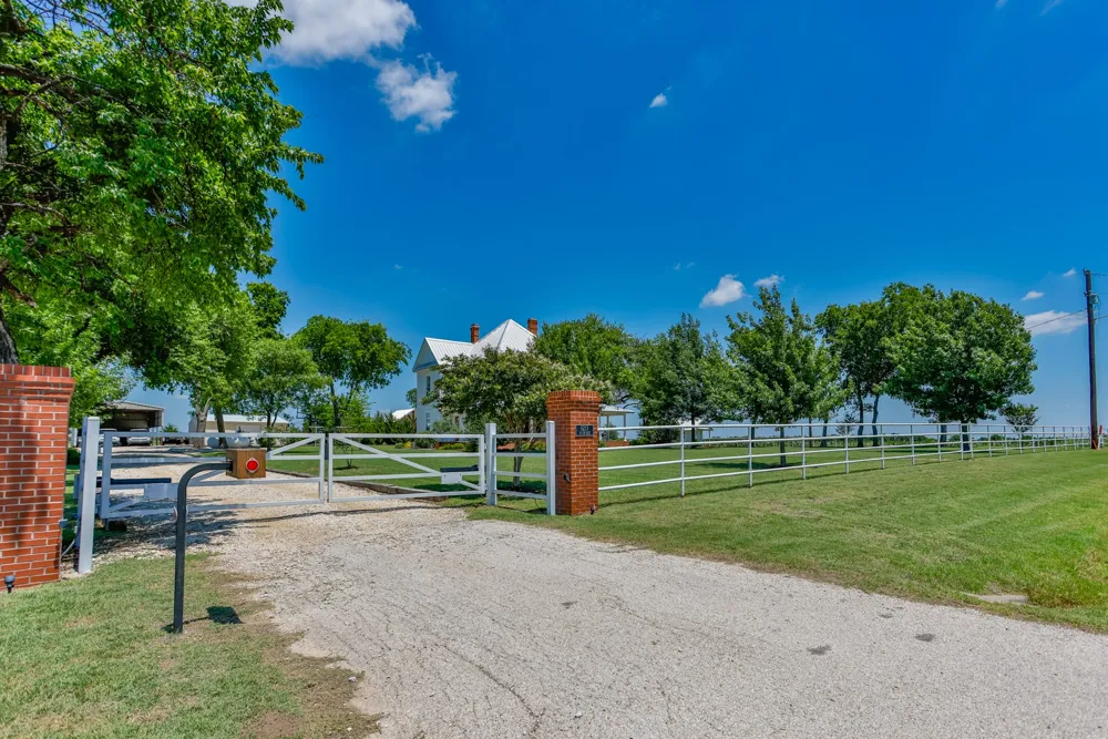 5217 W Fm 922 Valley View, TX 76272