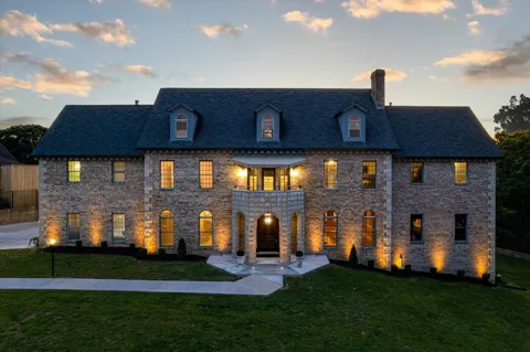 551 Crest Court