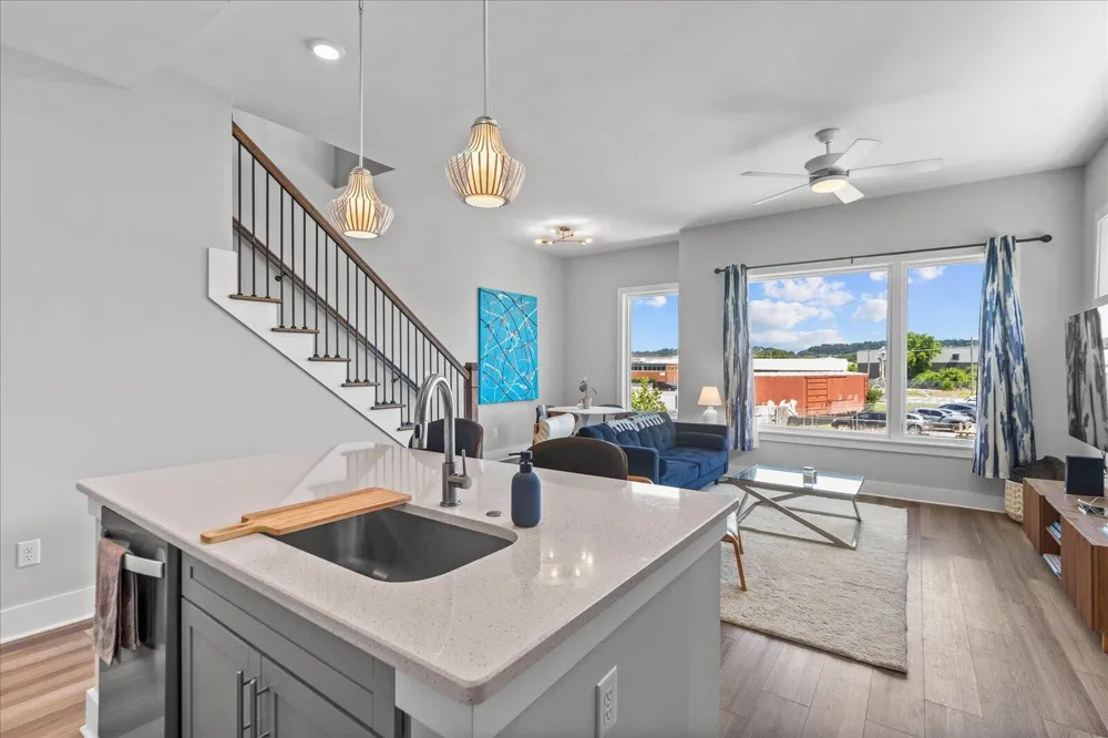 697 Burnside Place Chattanooga, TN 37408