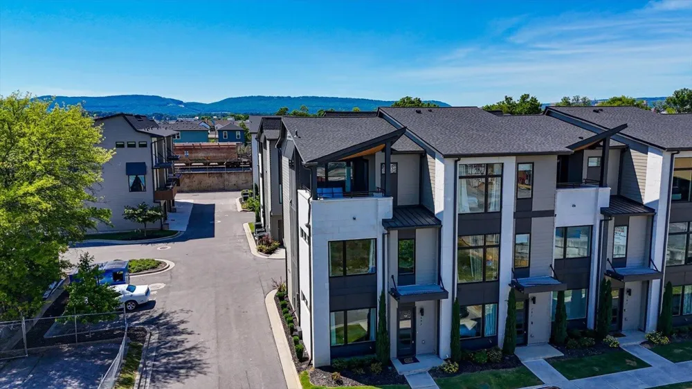 697 Burnside Place Chattanooga, TN 37408