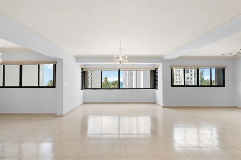 61 KINGS COURT #5E San Juan, PR 00911