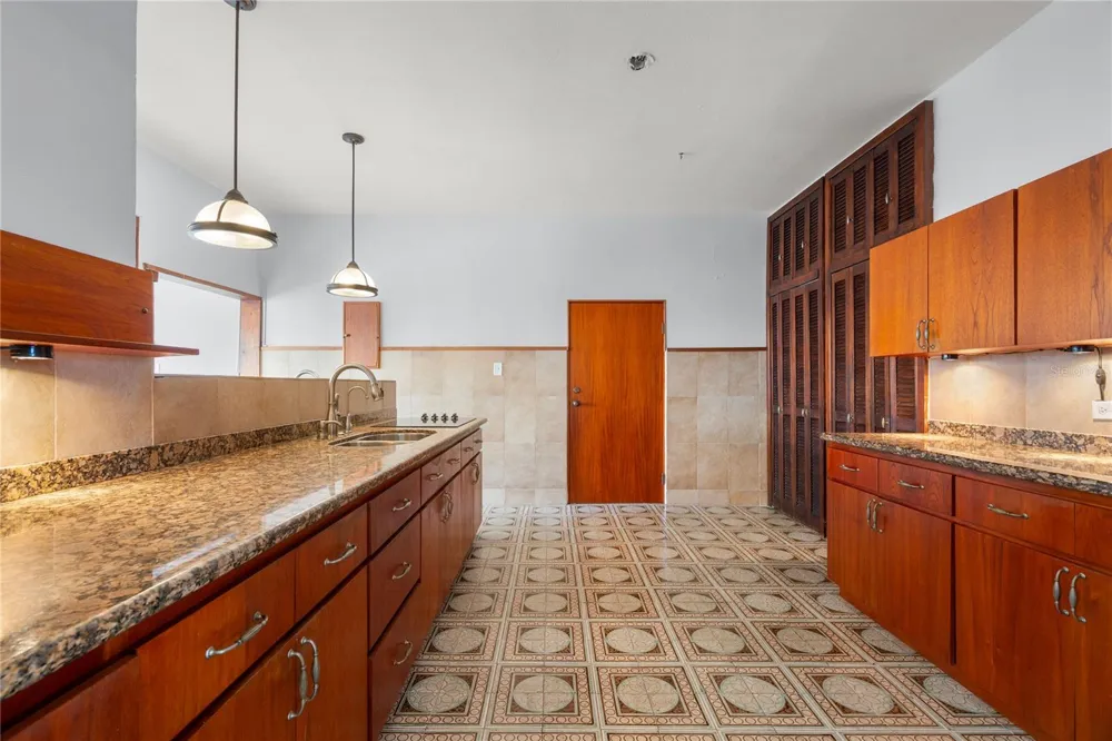 61 KINGS COURT #5E San Juan, PR 00911