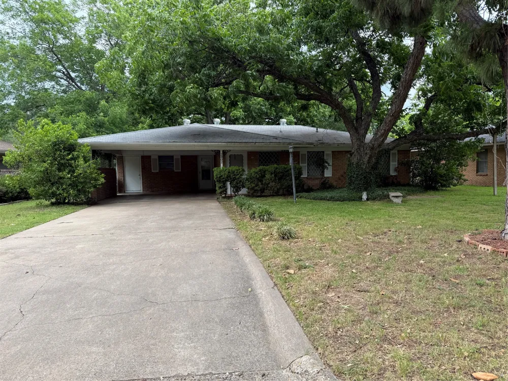 2402 W 5th Avenue Corsicana, TX 75110