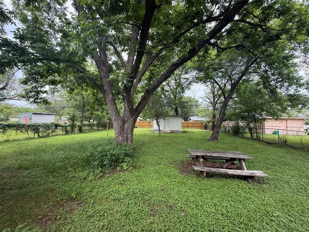 2402 W 5th Avenue Corsicana, TX 75110