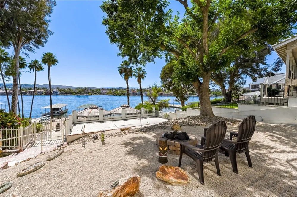 22376 W San Joaquin Canyon Lake, CA 92587