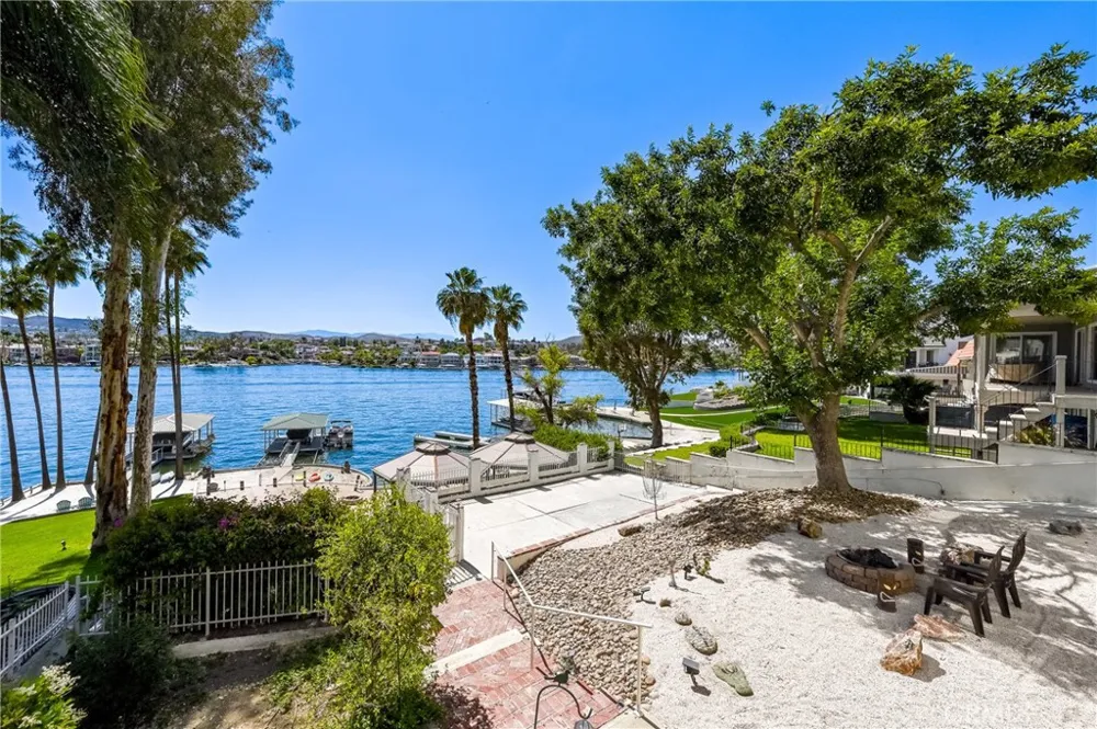 22376 W San Joaquin Canyon Lake, CA 92587