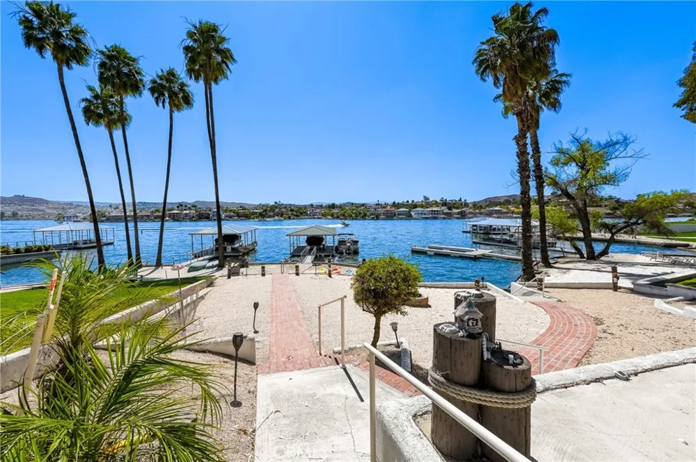 22376 W San Joaquin Canyon Lake, CA 92587