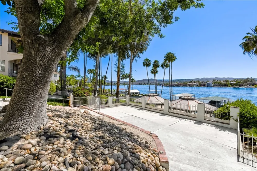 22376 W San Joaquin Canyon Lake, CA 92587