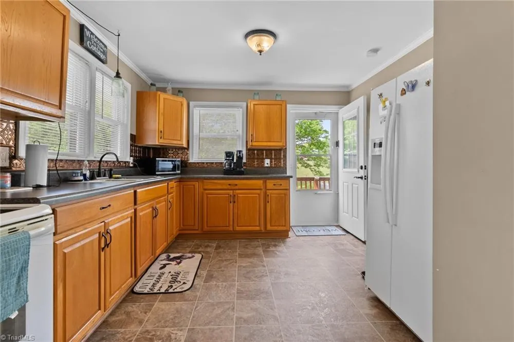 4532 Nc Highway 18 Sparta, NC 28675
