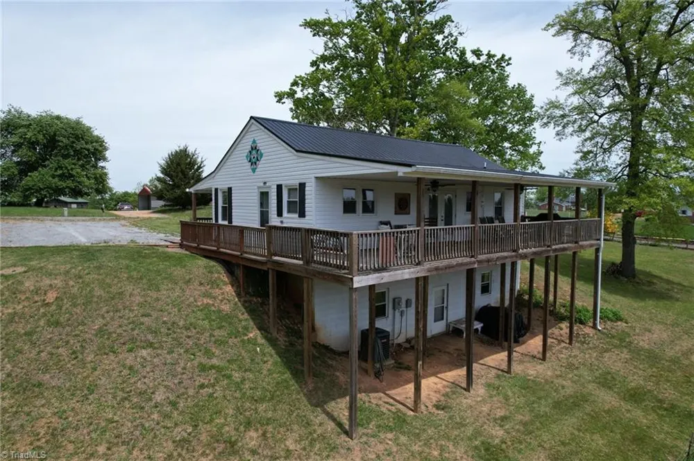 4532 Nc Highway 18 Sparta, NC 28675