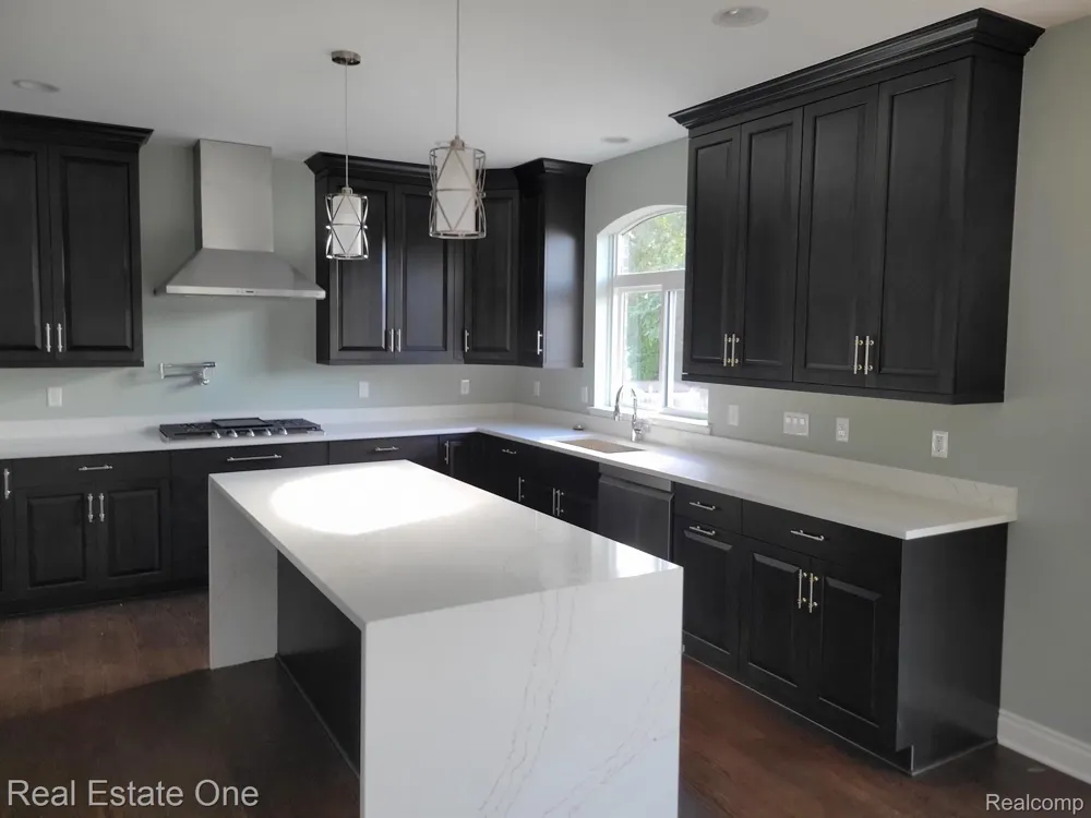 25 FLORENCE DRIVE Troy City, MI 48098