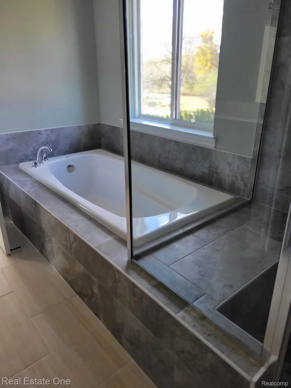 25 FLORENCE DRIVE Troy City, MI 48098