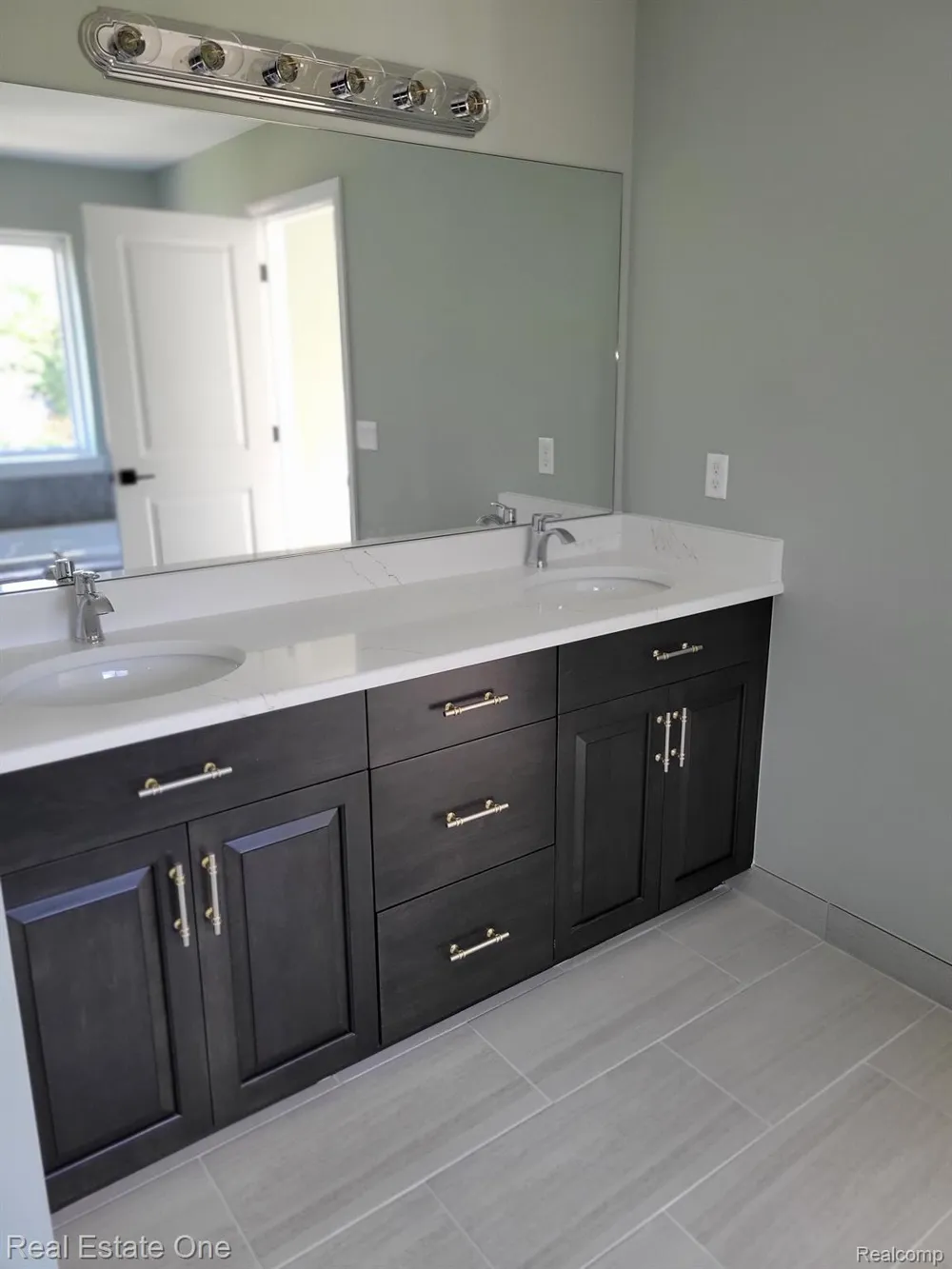 25 FLORENCE DRIVE Troy City, MI 48098