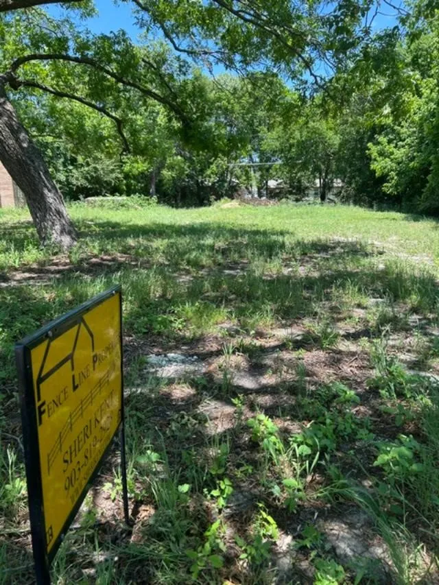 116 W Walnut Street Whitewright, TX 75491