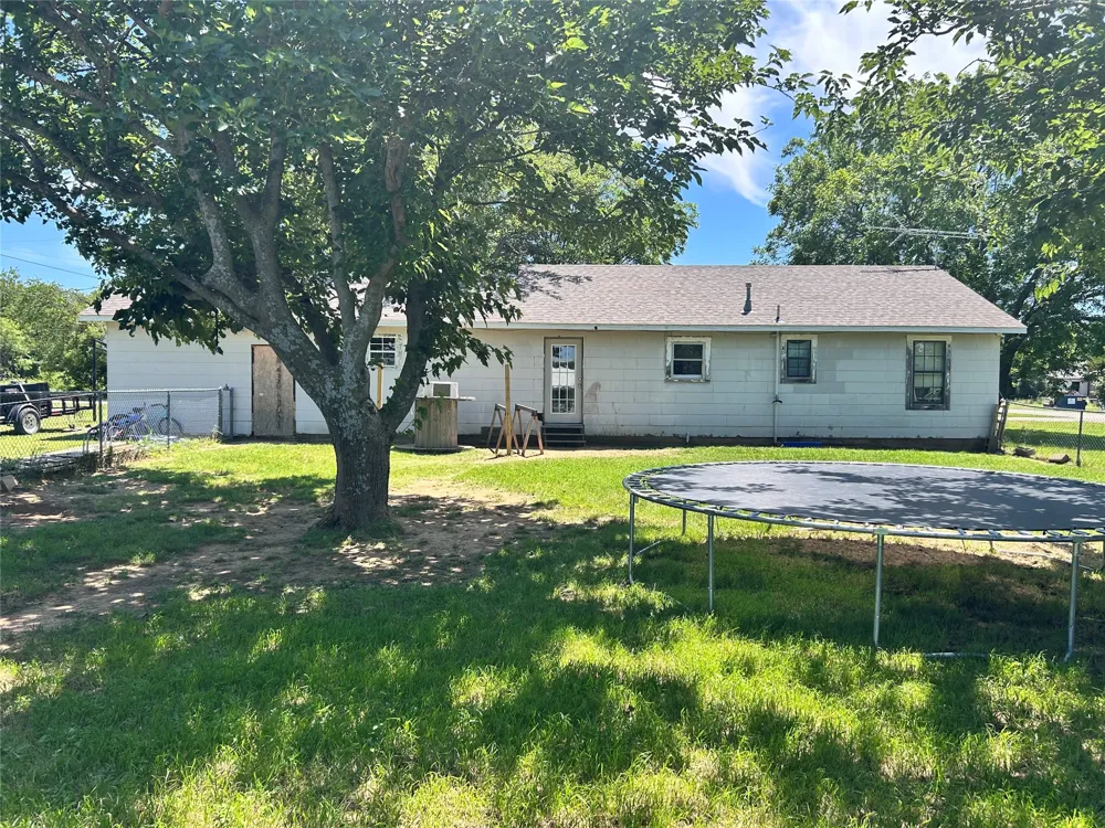 1305 Oak Megargel, TX 76370