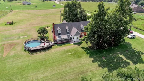 2700 W Dickinson