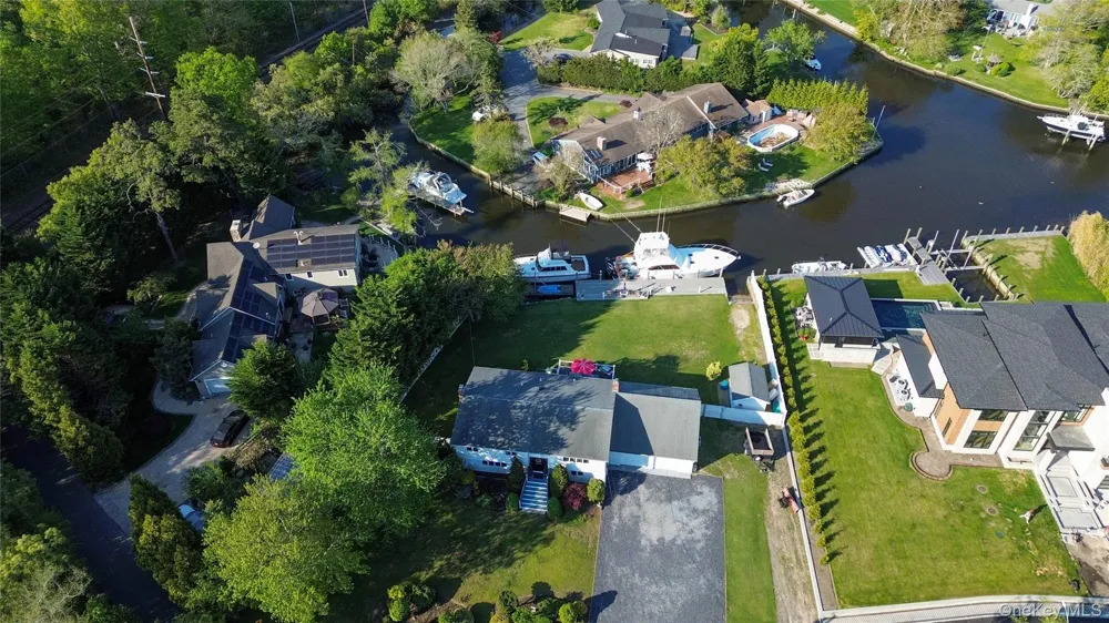24 Biltmore Avenue Extension Oakdale, NY 11769