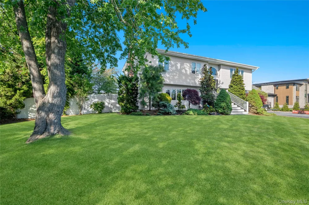 24 Biltmore Avenue Extension Oakdale, NY 11769