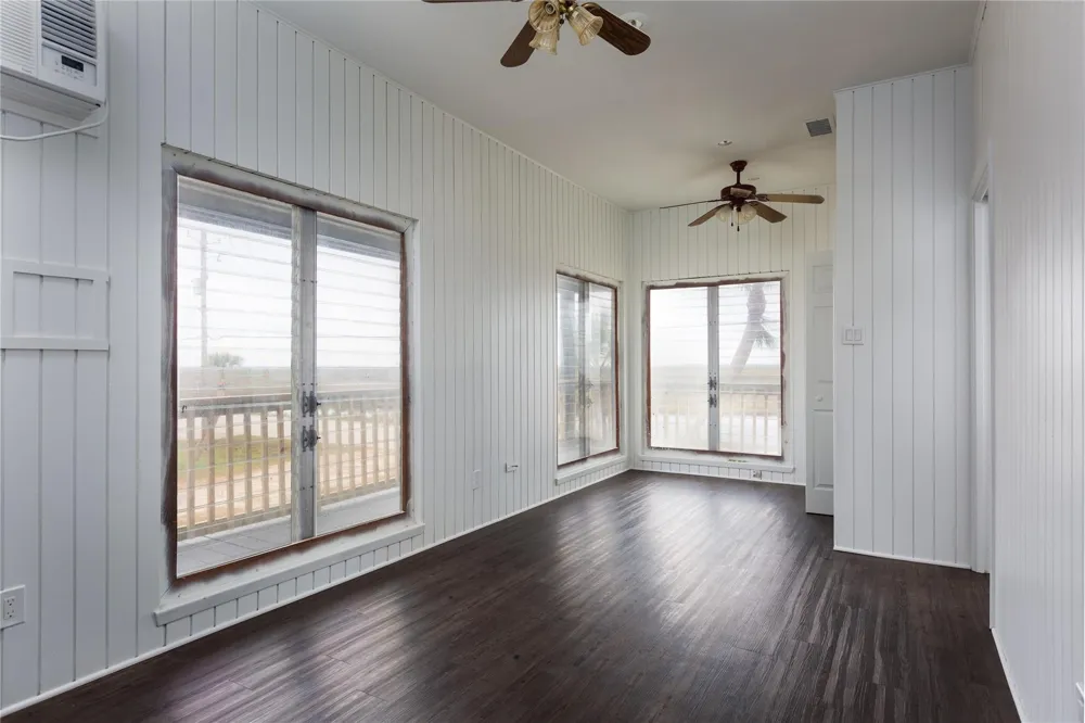 4907 Jolly Roger Road Jamaica Beach, TX 77554