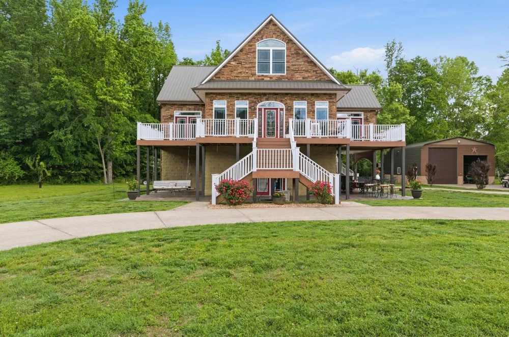 1024 Cumberland Dr Chapmansboro, TN 37035