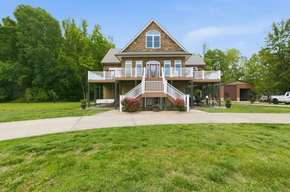 1024 Cumberland Dr Chapmansboro, TN 37035