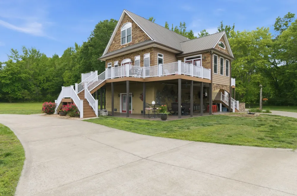 1024 Cumberland Dr Chapmansboro, TN 37035