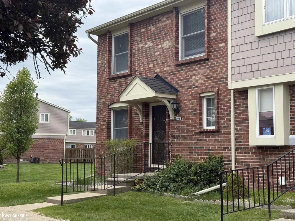 20016 Great Oaks Circle Circle Clinton Charter Township, MI 48038