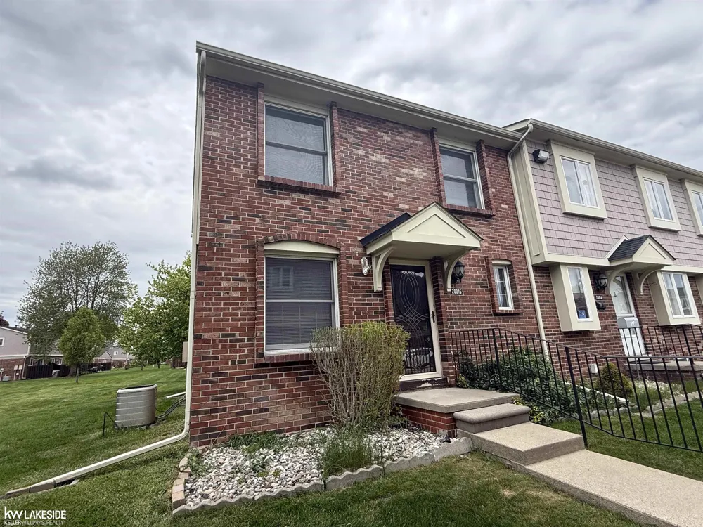 20016 Great Oaks Circle Circle Clinton Charter Township, MI 48038