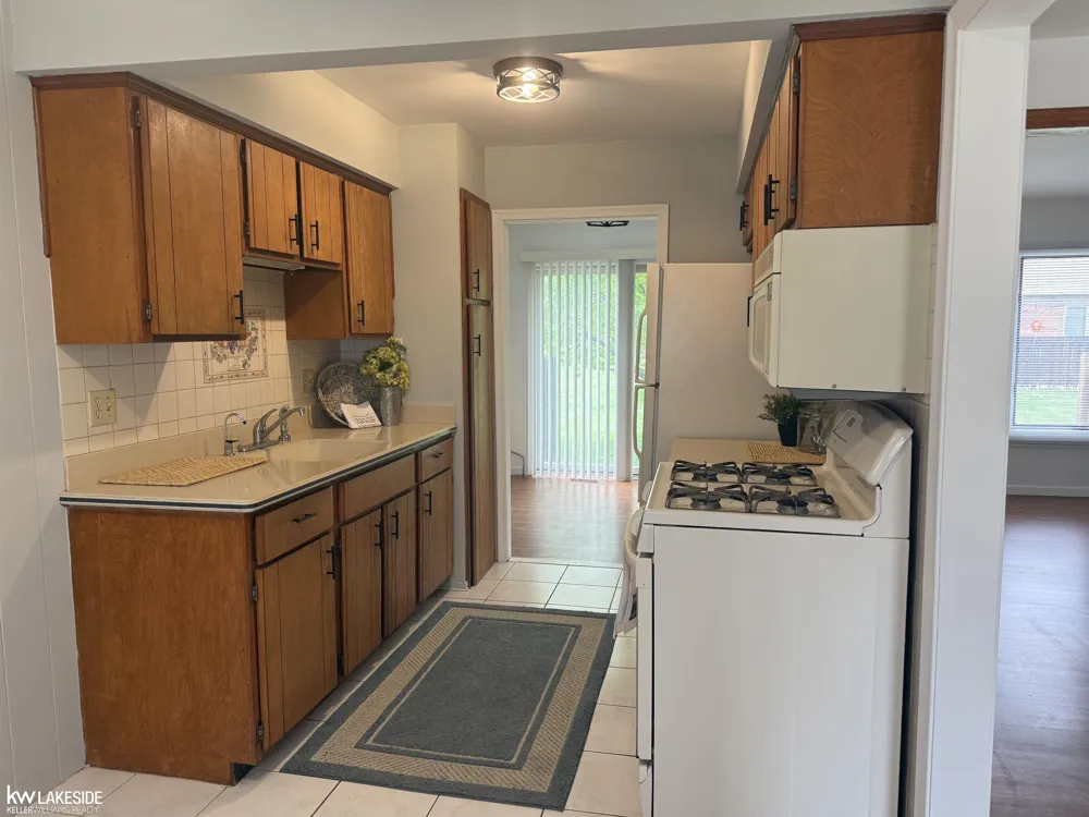 20016 Great Oaks Circle Circle Clinton Charter Township, MI 48038
