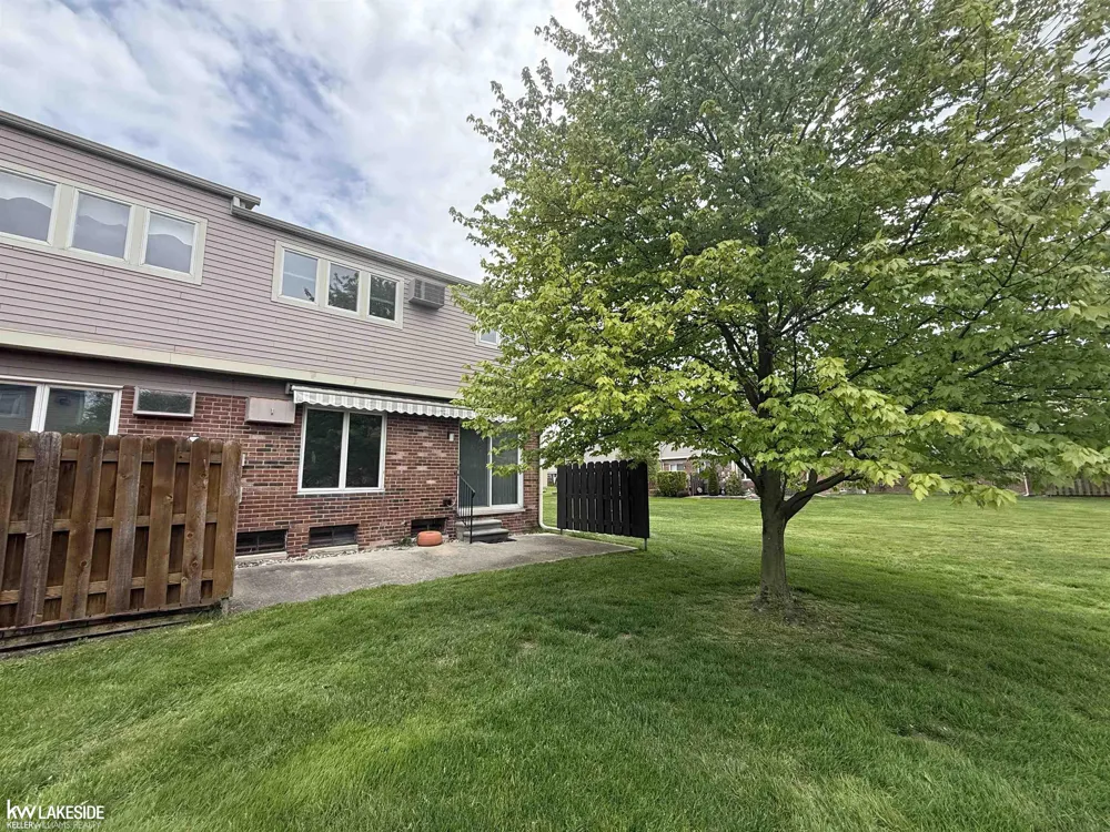 20016 Great Oaks Circle Circle Clinton Charter Township, MI 48038