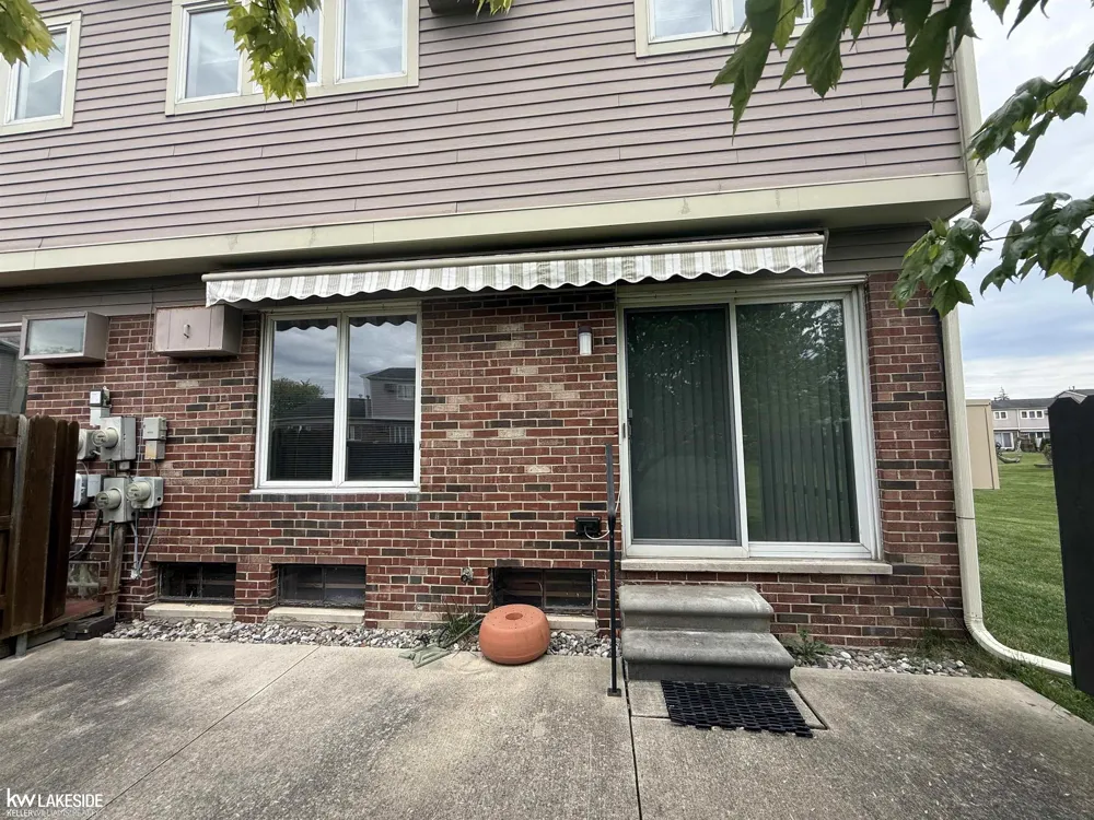 20016 Great Oaks Circle Circle Clinton Charter Township, MI 48038
