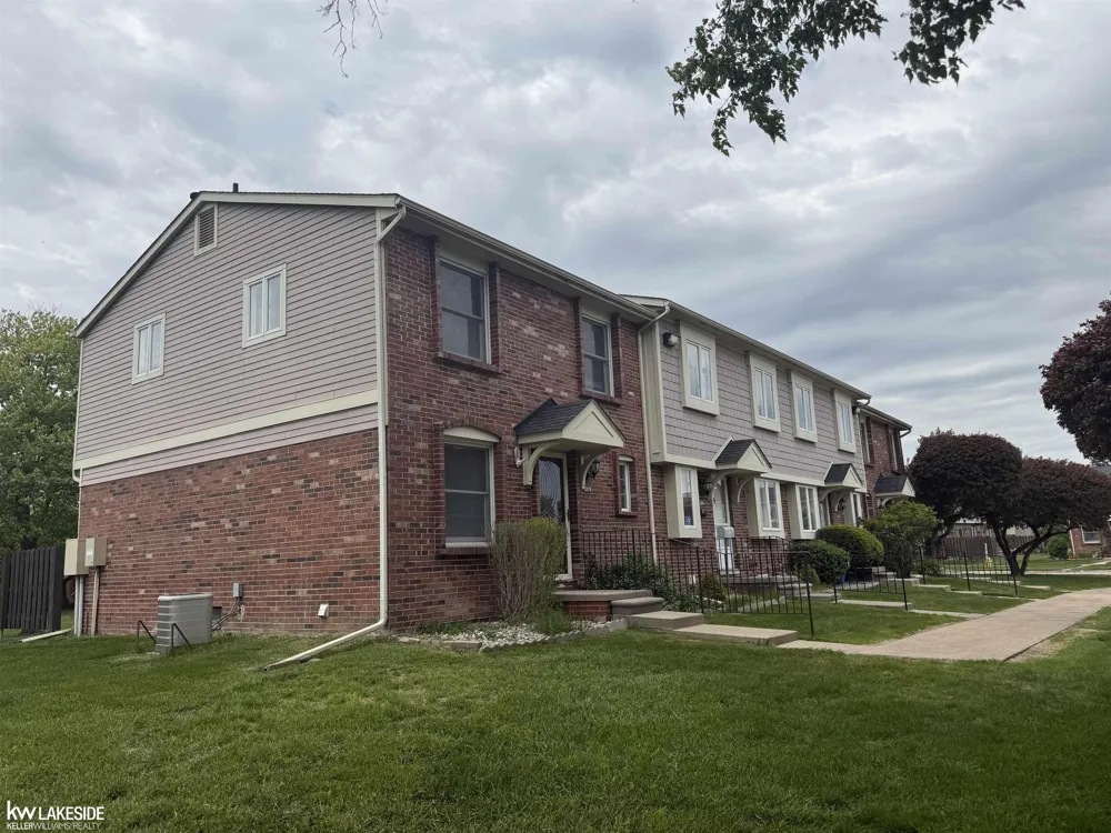 20016 Great Oaks Circle Circle Clinton Charter Township, MI 48038