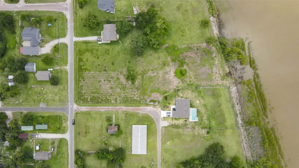 3 Magnolia Ave Anahuac, TX 77514