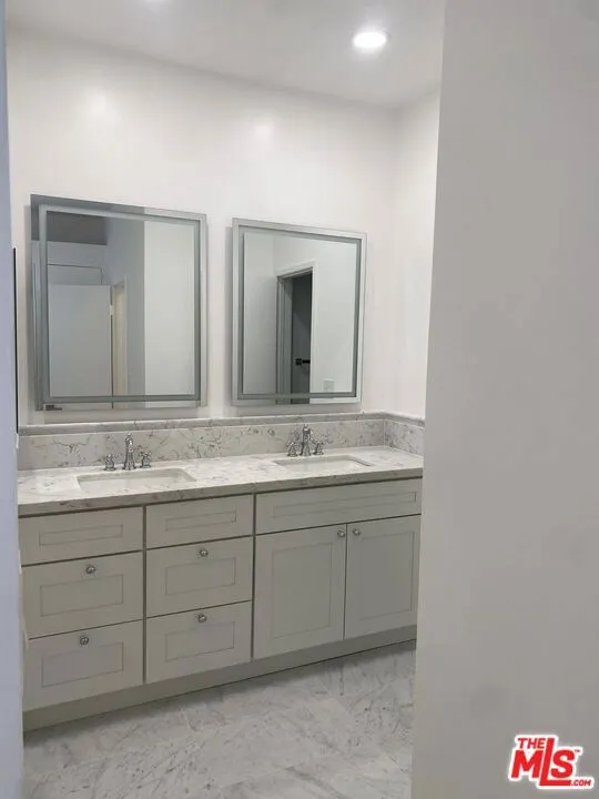 511 San Vicente Boulevard #204 Santa Monica, CA 90402