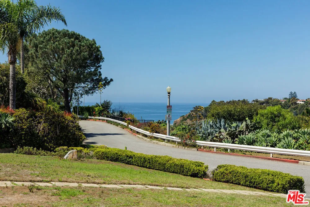 511 San Vicente Boulevard #204 Santa Monica, CA 90402
