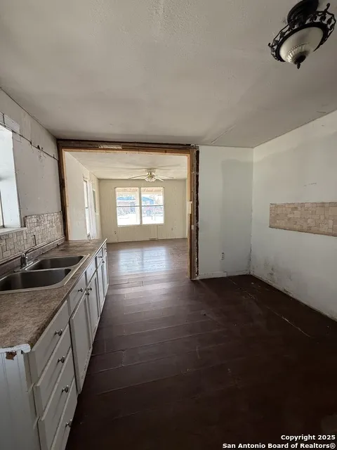 279 Cenizo Carrizo Springs, TX 78834
