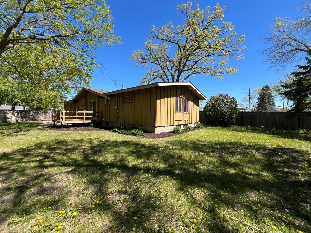 122 Craig Way NE Fridley, MN 55432
