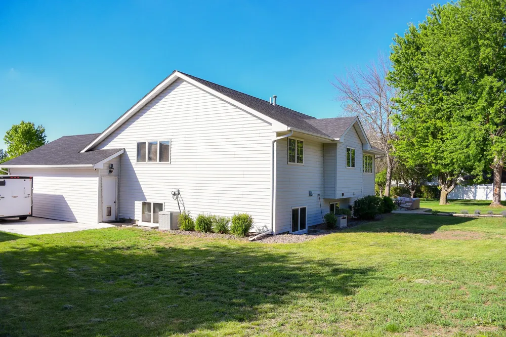 885 Briarwood Drive Worthington, MN 56187