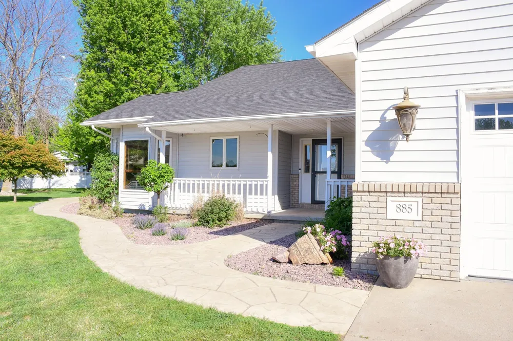 885 Briarwood Drive Worthington, MN 56187