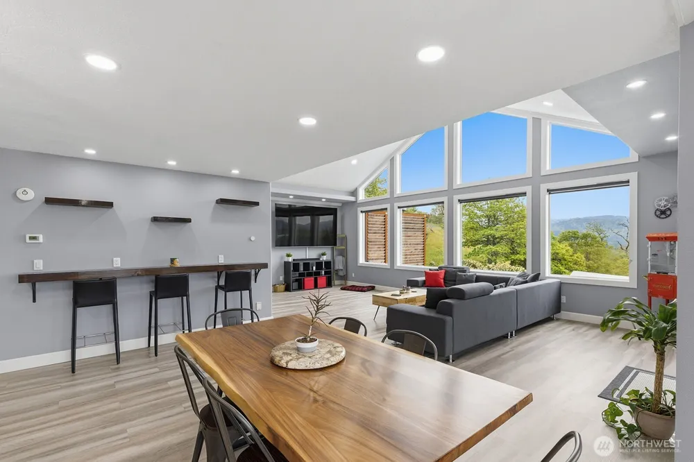 72 Bluff Road Kelso, WA 98626