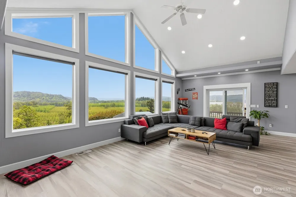72 Bluff Road Kelso, WA 98626