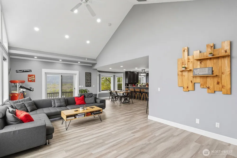 72 Bluff Road Kelso, WA 98626